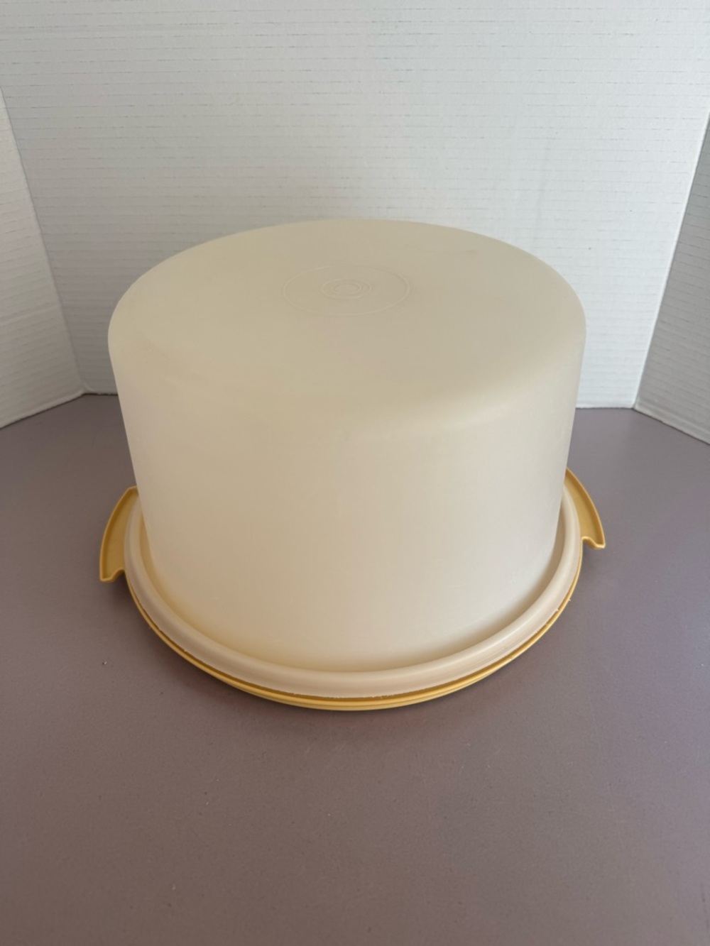 Vintage Tupperware Cream and Yellow Cake Carrier